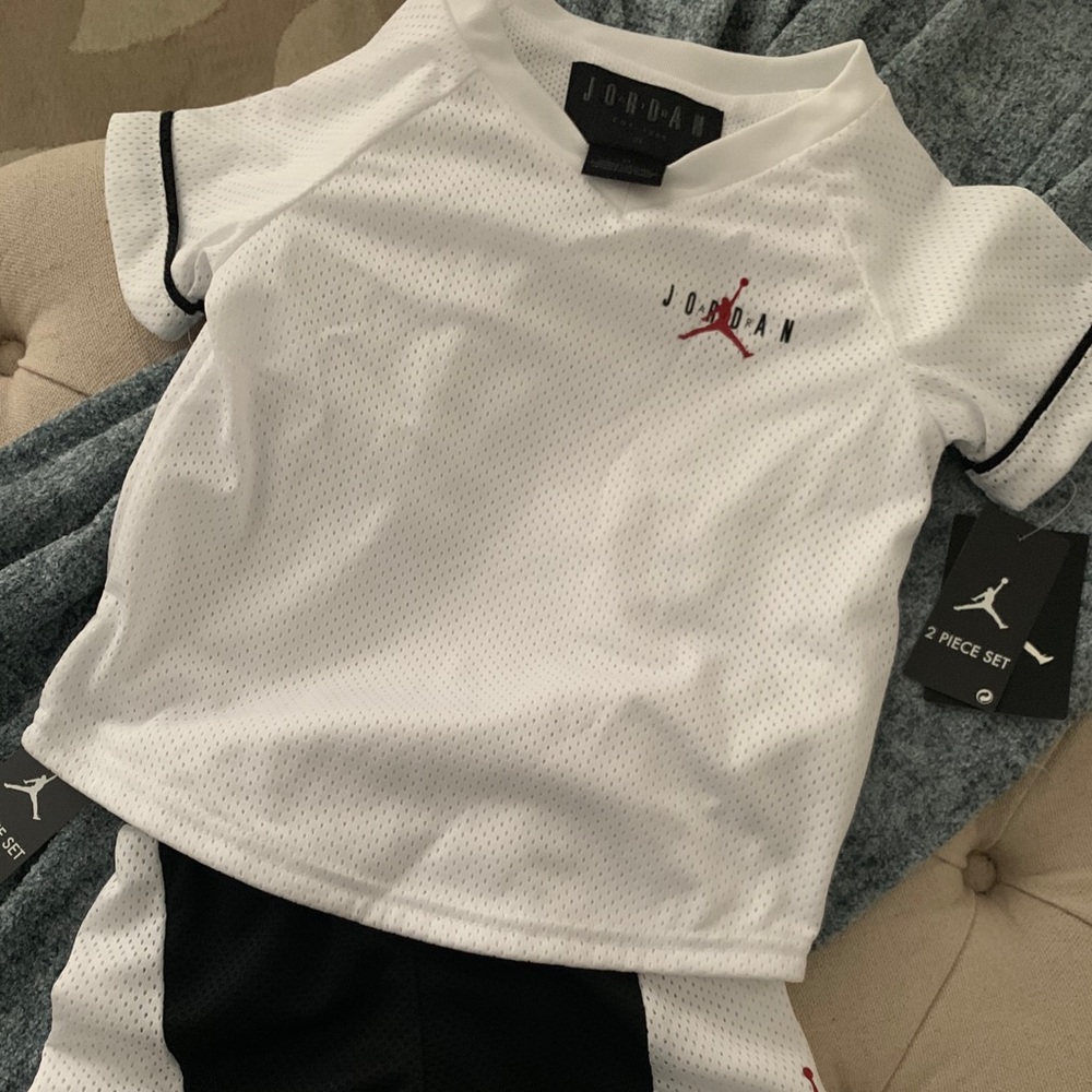 Toddler Jordan 2 piece set (never worn)